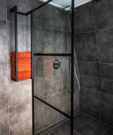 Dusche mit Fliesen
